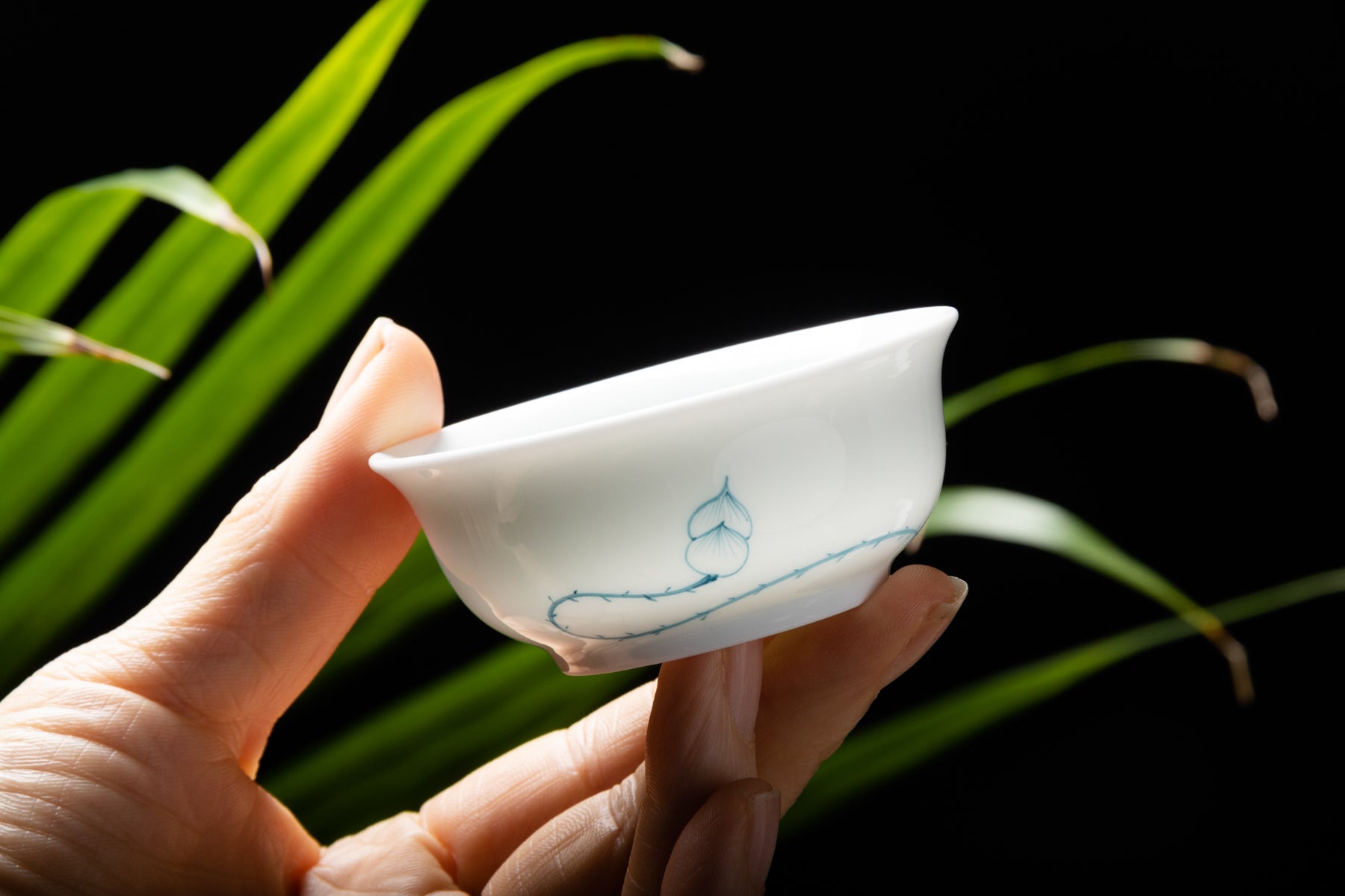 Shine Tasting Cup 白瓷手绘品茗茶杯 -花苞