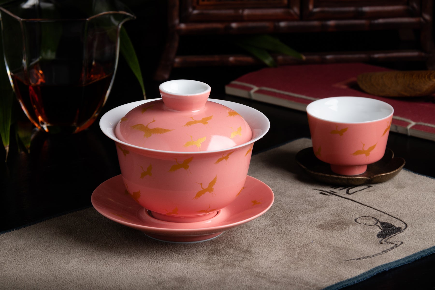 Pink Lady Gaiwan 紅燈粉鶴