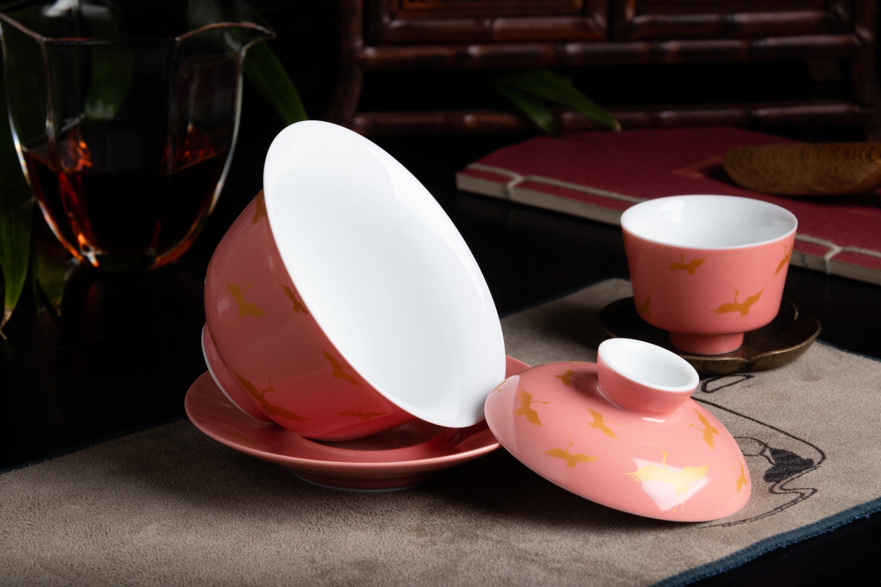 Pink Lady Gaiwan 紅燈粉鶴